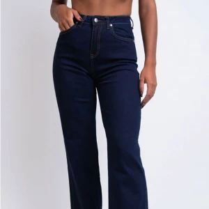 Madlady jeans - Super fina jeans från madlady! Säljer då dom tyvärr är förstora på mig! Sätter sig super fint och formar sig efter kroppen! Köpta för 649kr