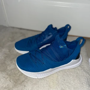 Curry 5 - Under Armour Curry 5 För små (strlk 43)  Väldigt bra traction och använda i 2 veckor.
