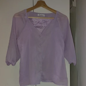 Lila blus  - En lila blus som jag fick av min storasyster har bara haft på mig den två gånger eftersom den inte riktigt är min styl. Jag tror den var köpt på yesstyle men jag är inte säker, pris går alltid att diskutera!