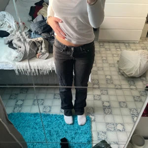 Lågmidjade jeans - Lågmidjade jeans med rak passform, straight. Modellen heter ”icon”. Köpta från lager 157, nypris 400kr. Gratis frakt. Storlek XXS men skulle mer passa en XS då de röker ut sig lite. Nästan aldrig använda