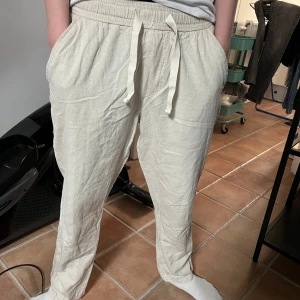 Linnebyxor i beige - Linnebyxor från Zara, mycket sköna i perfekt skick. Använda endast ett fåtal gånger, modellen i bilden är 175 cm. Nypris 599 kr.