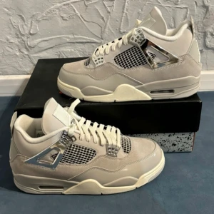 Air Jordan 4 ”Frozen moments” - Säljer ett par  helt nya oanvända  Jordan 4 ”frozen moments” i stl 43 kvitto finns pris kan diskuteras bjuder på frakten vid snabb affär,skickar inom 24h 
