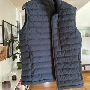 Peak performance väst i storlek small - Den är som sagt i storlek small och är typ en nyans av mörkblå och svart. Använd ungefär kanske 15-20 gånger så inte jätte använd men ändå ganska mycket. Orginalt köpt för 1700kr.