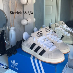 Adidas campus00 - Helt nya, inte ens testade! Super fina! Skickar skorna samma dag!💗 snören ingår. Helt slutsålda och kostar 1900 på merchsweden