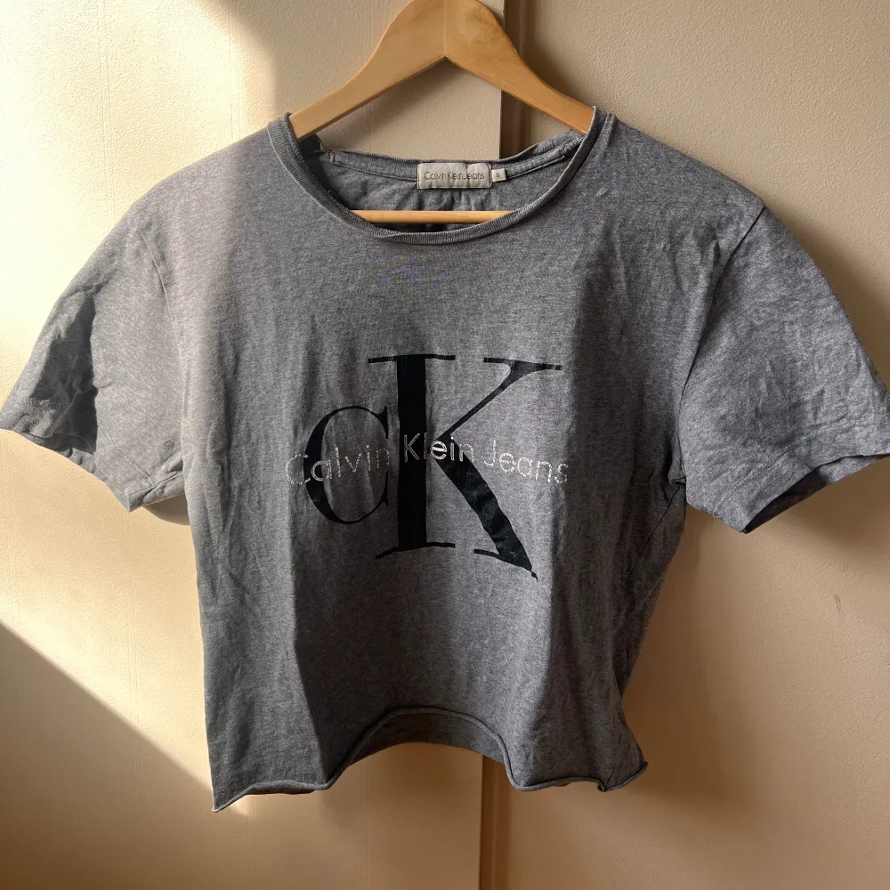 T-shirt från Calvin Klein Storlek S Bortklippt lapp, men 100% bomull Har klippt bort nedersta centimetrarna på tshirten för att få kortare modell, i övrigt inga anmärkningar . T-shirts.