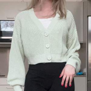 Super fin cardigan som endast är använd 1 gång! Säljer då den tyvärr inte passar min stil längre!