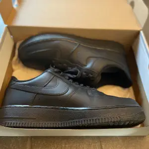 Helt nya airforce 1 black aldrig använda bara testade en gång säljer dessa nu eftersom dem var för stora för mig orginal kartong finns kvar  Ny pris: 1500