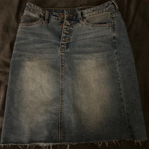 Superfin jeanskjol  - Lite längre jeanskjol. Superfin och rätt basic så passar till det mesta. 