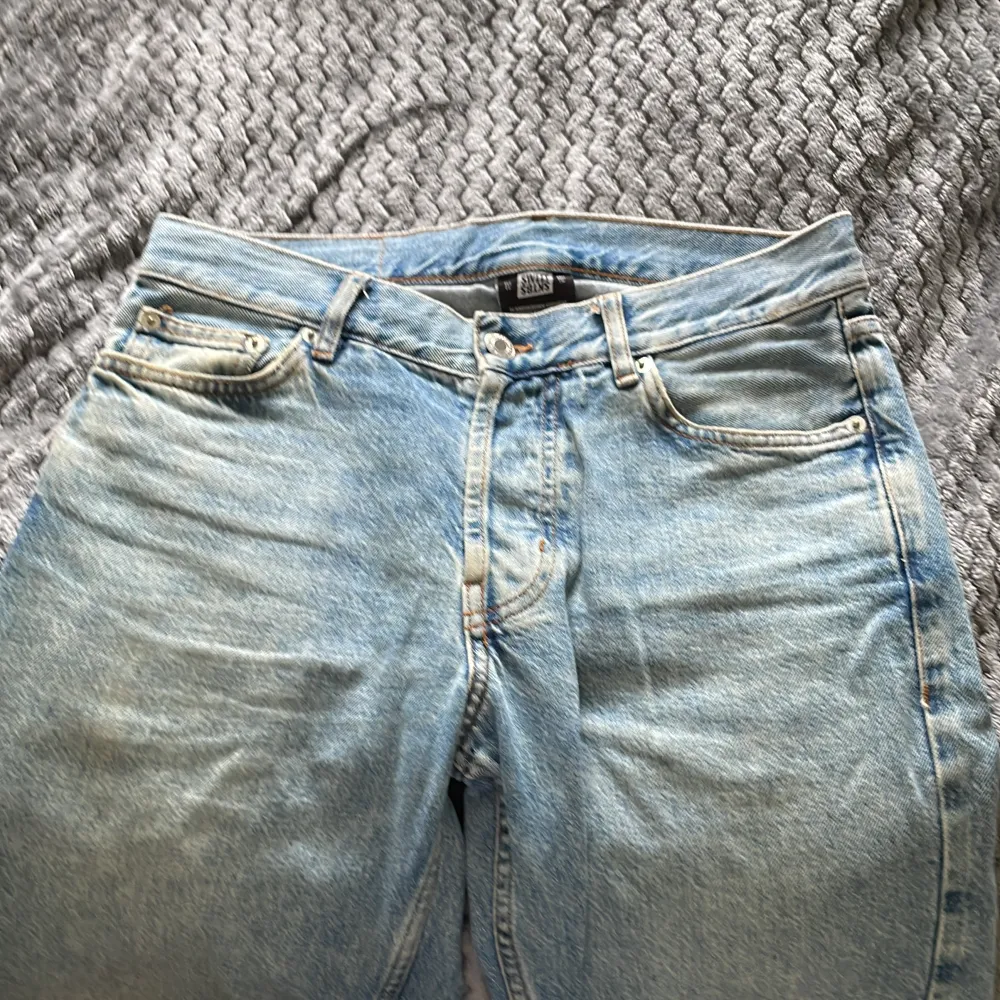 Säljer ett par jeans för jag inte gillar dom längre. Bra pris och som nytt skick! Skulle säga att dom passar M och S.. Jeans & Byxor.