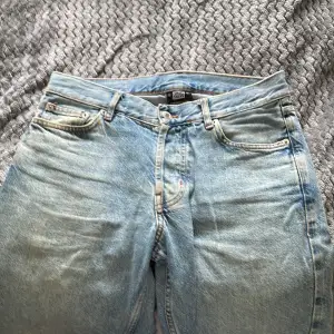 Säljer ett par jeans för jag inte gillar dom längre. Bra pris och som nytt skick! Skulle säga att dom passar M och S.