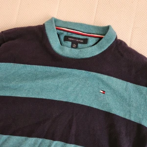 Tommy hilfiger tröja  - Nästan helt oanvänd. I väldigt fint skick. Köpt i Los Angeles 