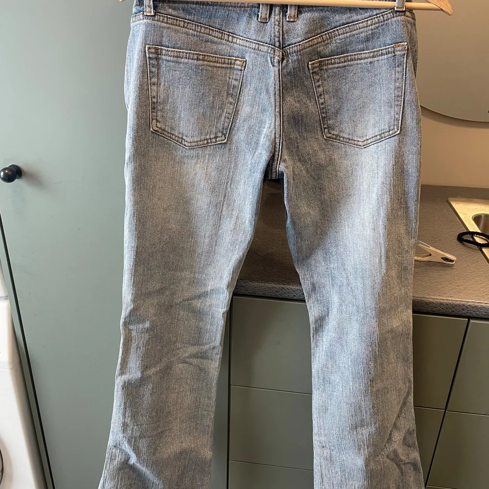 Hej! Säljer dessa jeans som är från brandy Melville, de är aldrig använda för dem är helt nya💗  (Skriv för fler bilder eller mått ifall det behövs de heter Eleonor jeans ifall man vill se original priset) OBS: tryck inte på ”köp nu” fråga innan helst. Jeans & Byxor.