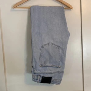 Grunt Trek stein  - Säljer ett par street loose trek stein jeans.  Strl 29. 