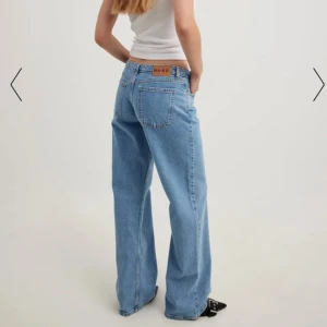 Los waist jeans  - Helt nya los waist jeans med prislappen kvar från nakd, superfina men säljer så dem ej passade mig