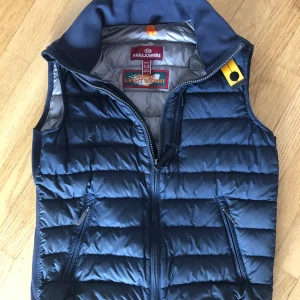 Parajumpers junior small ca strl 140/150 - Parajumpers väst  mörkblå junior small ca strl 140/150. Bra skick