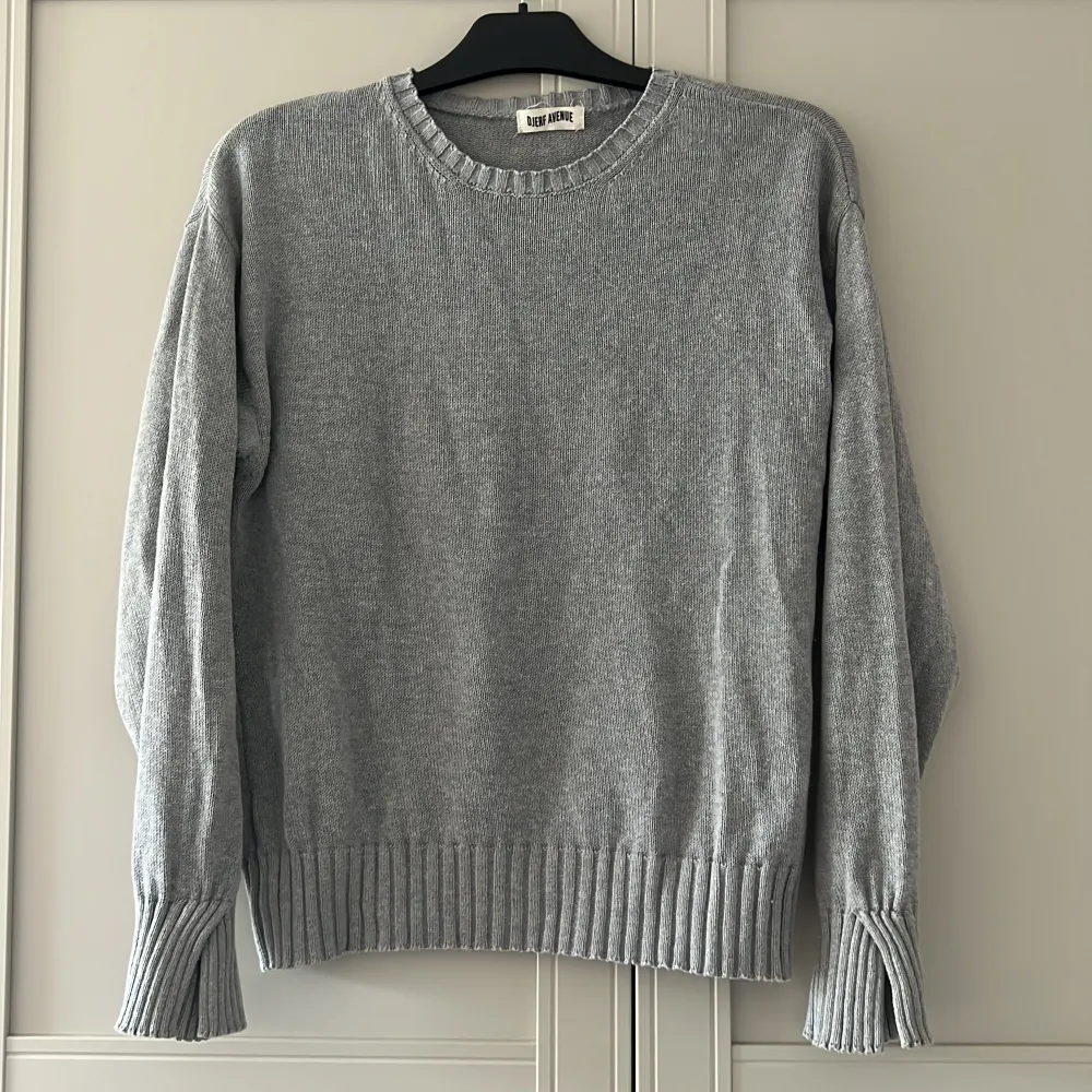 Säljer Crewneck Sweater Grey stickad tröja från Djerf avenue i grått. Helt ny oanvänd i jättefint skick, men utan lapp. Nypris 1199kr.  Storlek XS, men jag är normalt en S så skulle absolut säga att den sträcker sig mellan XS-S! . Tröjor & Koftor.