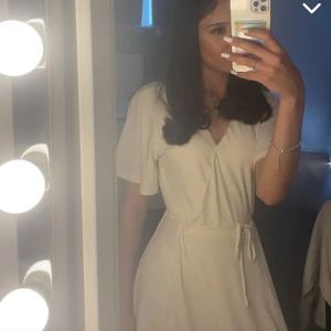 Vit klänning - Köpte den här fina vita klänningen från H&M för 399 kr. Tog på mig den endast en gång på skolavslutningen, kom ej till användning💕💕🫶🏽