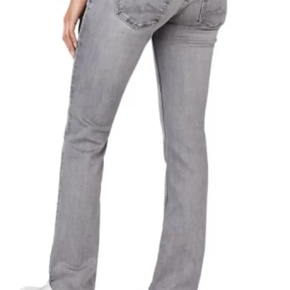Snygga lågmidjade jeans, säljer då de inte passar mig, storlek 26/30. Jeans & Byxor.