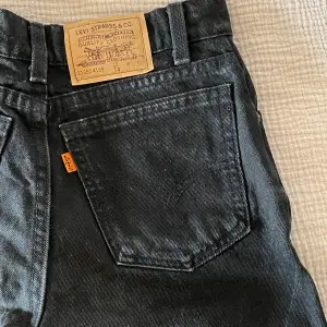 skitsnygga svarta levi’s jeans! står ej någon storlek men de passar XS