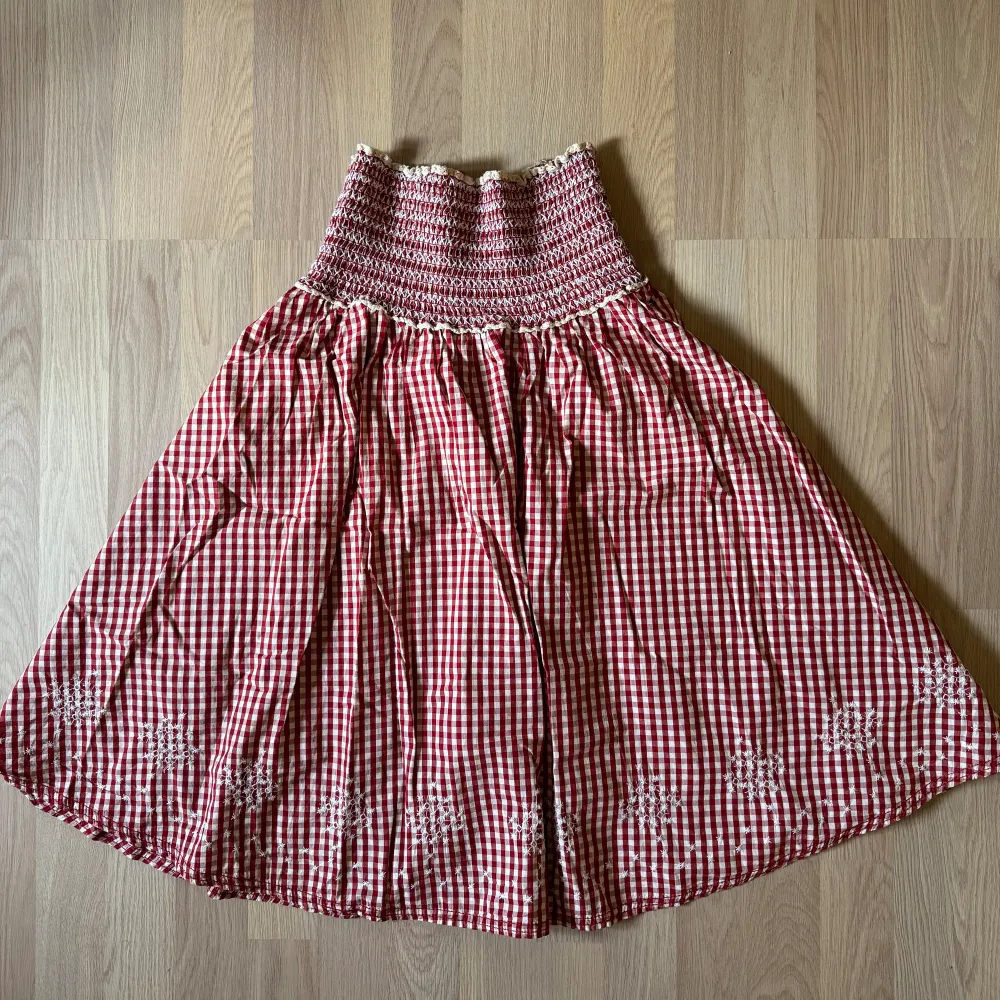 Säljer denna superfina Tommy Hilfiger kjolen, perfekt nu till sommar!!!❤️ går även att använda som klänning🥰🥰❤️. Kjolar.