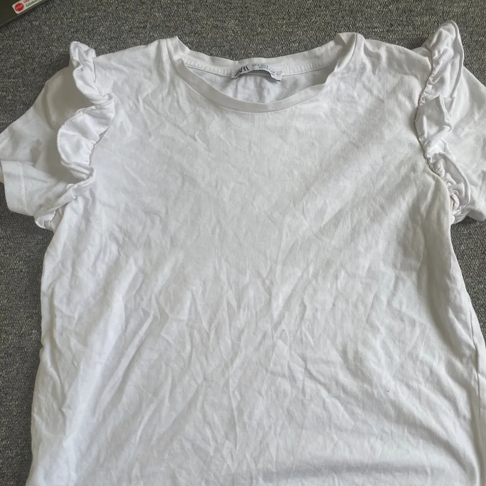 En fin vit volang tröja i fint skick💝 köptes för 180 på plick! . T-shirts.