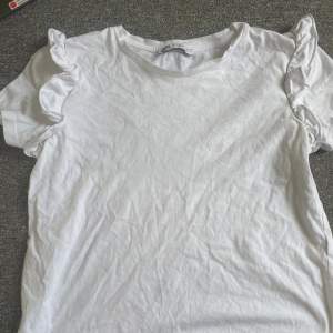 En fin vit volang tröja i fint skick💝 köptes för 180 på plick! 