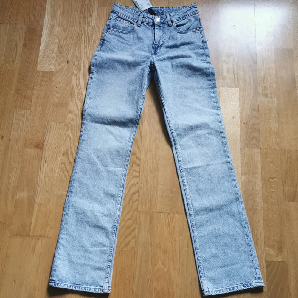 Helt nya med lappen kvar. Säljes pga för små. Straight regular waist light wash. Str 34/XS. Jeans & Byxor.