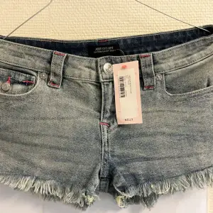 Skitsnygga oanvända lowrise jeansshorts från true religon med rosa söm, säljer dem eftersom dem var för stora och inte längre går att returnera!💕😍 
