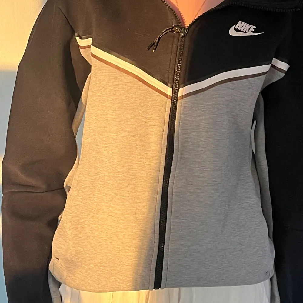 Nike tech fleece grå/svart. Dammodell i storlek s. Har inte använts mycket så är i fint skick. Säljer för 650 + frakt. Hoodies.