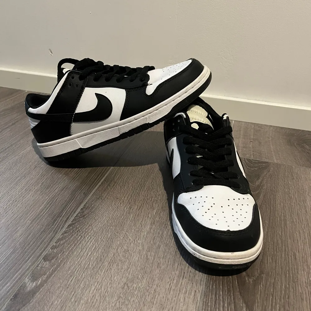 Tjena! Säljer nu ett par Nike panda dunk. Skicket är väldigt bra. Bara lite creasade men inga hål eller repor. OBS: Bara skorna medföljer vid köp! Skulle också kunna sänk priset lite för en snabb och smidig affär. Hör av dig vid minsta fundering.. Skor.