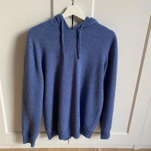 En fet cash/merino hoodie, köpt för ungefär 900kr använd ett fåtal gånger. Säljer får endast 500kr 