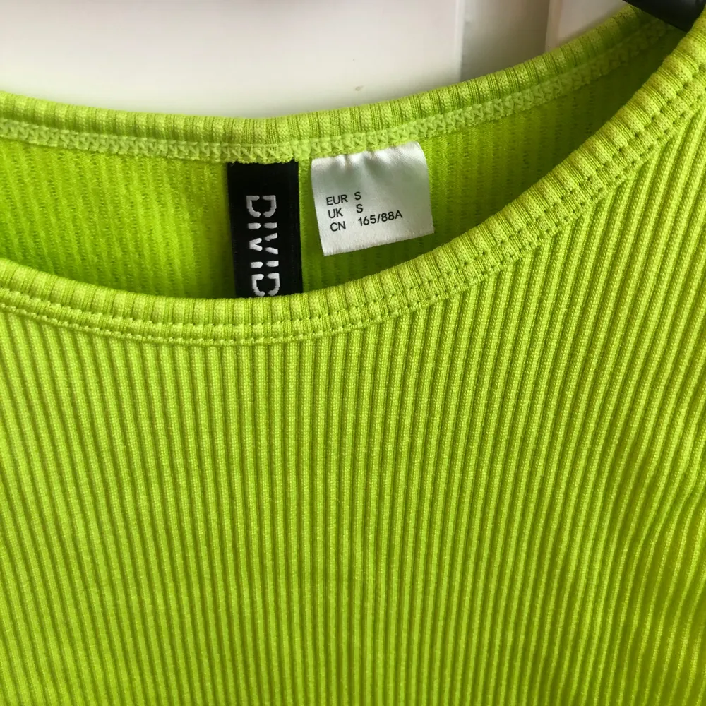 Neongrönt linne från H&M. Toppar.