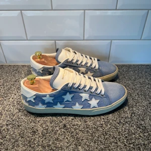 Saint Laurent Sneakers  - Intressekoll på ett par Saint Laurent star sneakers i storlek 43. Väldigt sällsynt färg och modell då de inte produceras längre. Perfekta till sommaren. Skicka dm vid funderingar. 