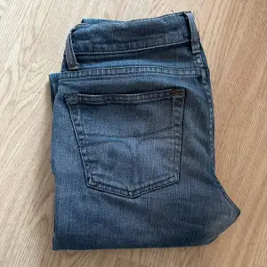 Bootcut lågmidjade jeans ifrån tiger of sweden. Använda ganska mycket men inga defekter förutom att jag har sprätt upp dom vid fötterna så dom passar i längden på nån som är ca 165-170cm! Dom har även ett snöre i midjan så man kan justera. 