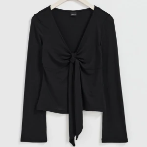 Tie Top - Gina Tricot - Säljer min supersnygga och väldigt populära tie top från Gina Tricot i toppenskick nu!🪩✌️ Använd ett fåtal gånger | Storlek: xxs | Tveka inte att höra av dig vid frågor eller funderingar!💞💞 | Använd gärna "köp nu"🫶 | BILDER ÄR LÅNADE FRÅN HEMSIDAN! 