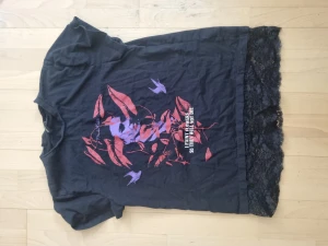 Frida Kahlo tshirt - Tshirt från disturbia, fick den i ett mystery package. Har tyvärr inte kommit till använding mycket.