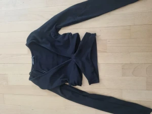 Black cutout top  - Svart topp från zara i storlek s. Kan mötas upp i Lund/Malmö