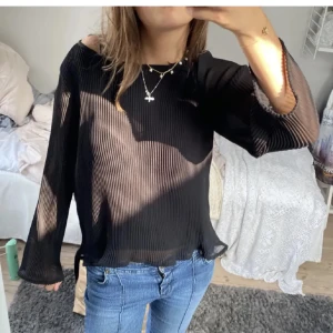 Blus  - Lånade bilder!!Jätte söt svart blus som är i fint skick, inga defekter då jag inte använt den så mycket. Skriv för fler bilder💕