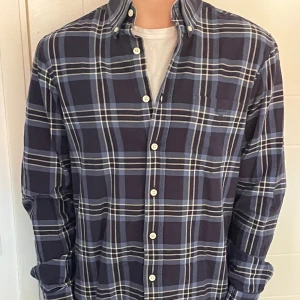 Flanellskjorta  - En riks fet flanellskjorta från Gant. Den är  storlek M och har inga defekter. Skick 10/10. Tveka inte på att skriva minsta lilla fråga😄