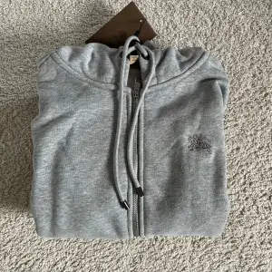 Helt ny (1:1) burberry hoodie som va för liten, aldrig anänd så skick 10/10. Skönt och tjockt material. Storlek M, men passar väldigt bra till S också då den är lite mindre i storlek. Pris kan diskuteras