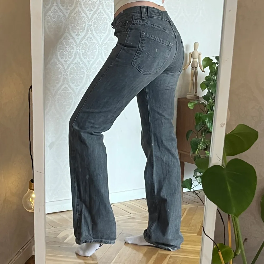 Gråa jeans från Mc Gordon. Väldigt fint skick. Bra längd på mig som är 172cm. Stule light weight black, comfort fit, 100% cotton, midwaist W 31 L34. Jeans & Byxor.