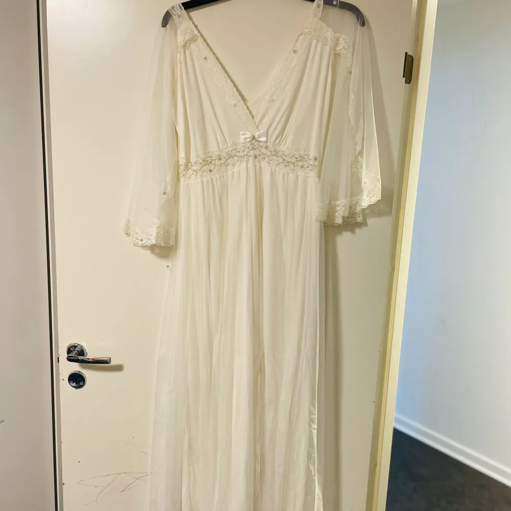 Hej, säljer denna fina klänningen för en jättebillig pris, 249. Den är köpt för 349 men säljer det för billigare då den blev liten snabbt innan jag han använda den mycket. Den är i nyskick. För fler bilder kan du skicka privat.. Klänningar.