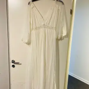 Hej, säljer denna fina klänningen för en jättebillig pris, 249. Den är köpt för 349 men säljer det för billigare då den blev liten snabbt innan jag han använda den mycket. Den är i nyskick. För fler bilder kan du skicka privat.