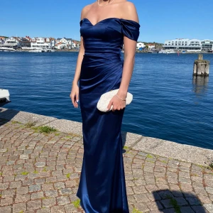 Balklänning  - Säljer nu min superfina balklänning från Dressrom Linne.  Klänningen är endast använd 1 gång och kemtvättad efter det.  Storlek 6 och passar mig som vanligtvis är en 36:a.  Nypris 4000 