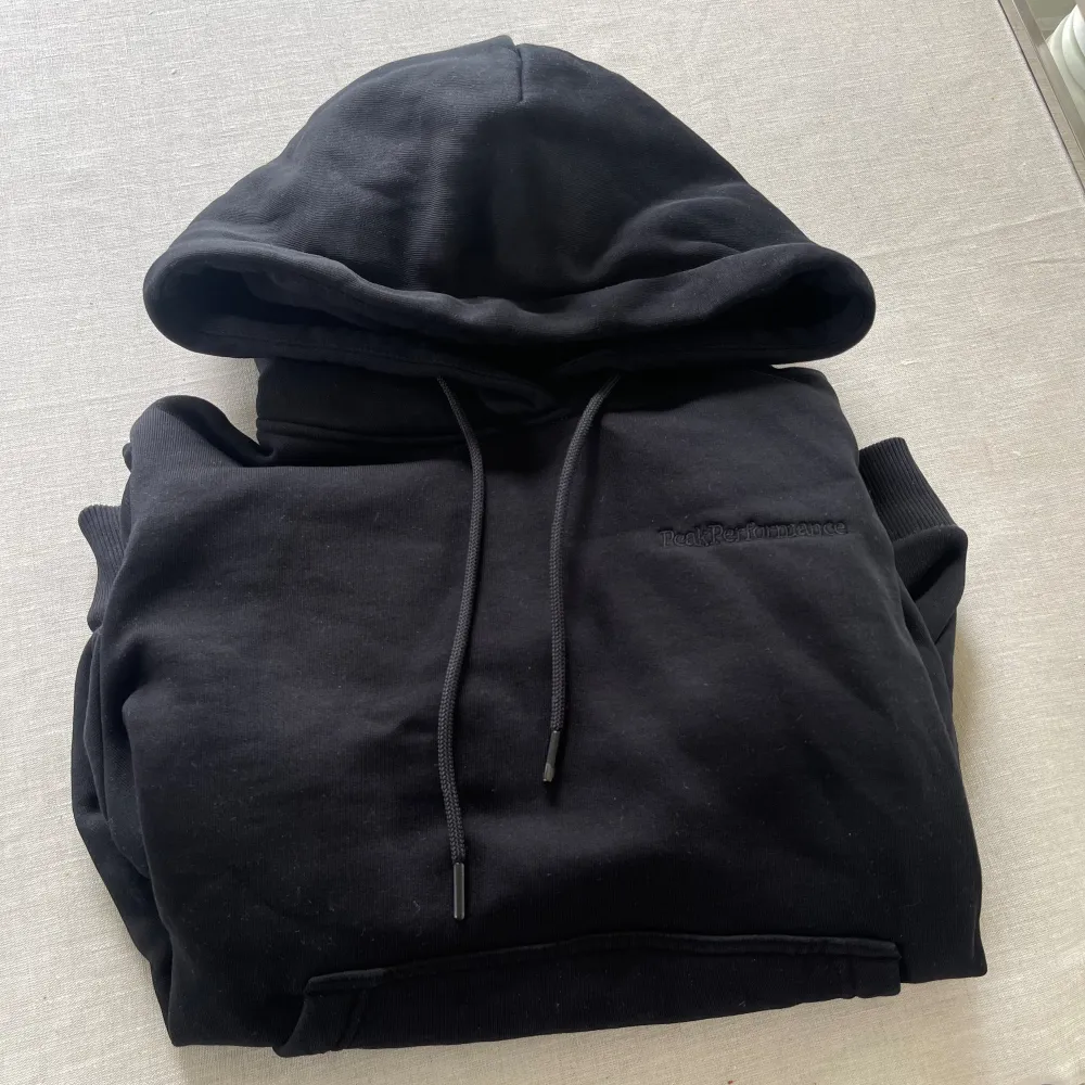 Ny hoodie från Peak Performance. Använd en gång, tvättad en gång. Storlek M. Köpt för 1300kr. Hoodies.