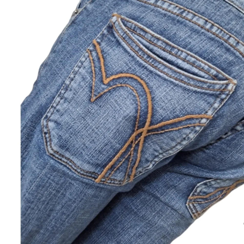 Ett par superfina lågmidjade jeans som aldrig kommit till användning 🫶🏼  De passar mig bra som brukar ha storlek 34/36 i jeans 💕 Inga defekter!. Jeans & Byxor.