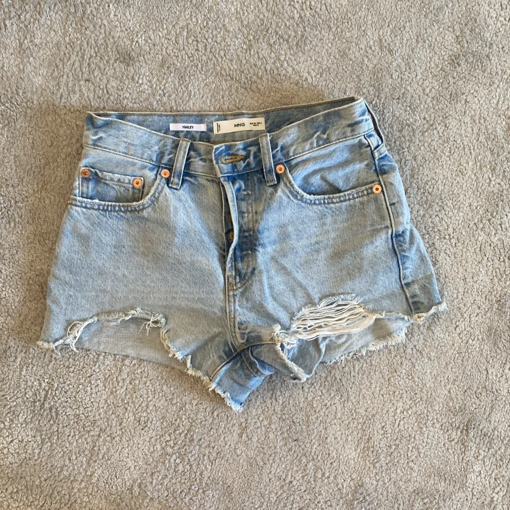 Shorts från mango i modellen Hailey i storlek 32. Säljer då de inte passar mig längre, köpte förra sommaren och inte användt så mycket . Shorts.