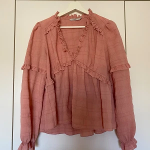 Rosa blus - Rosa blus i storlek 36 från NAKD. Skulle säga att den passar som 38 också