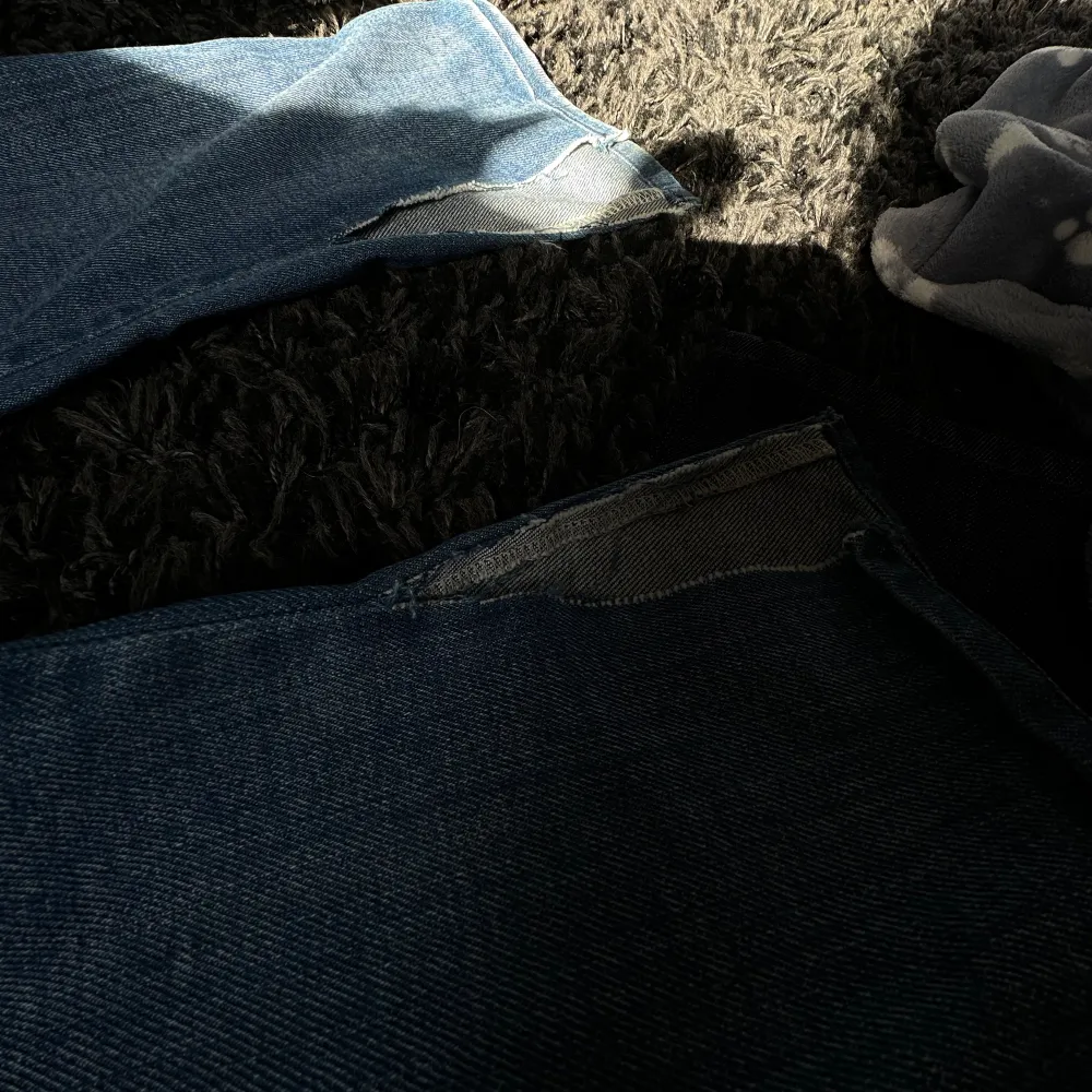 I bra skick! Midjemått 80cm , innerbenslängd 72 cm . Byxorna är uppklippta nertil .. Jeans & Byxor.