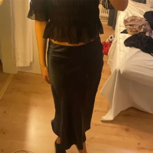 Satin långkjol  - Jättefin långkjol i satin som aldrig är använd så i nyskick❤️